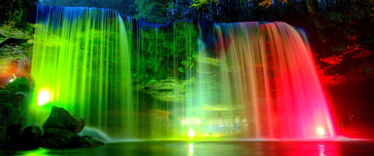 美丽的彩色瀑布3440×1440壁纸
