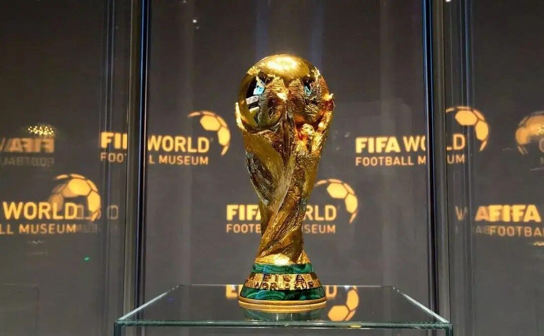 足球第一届世界杯冠军是哪个国家？第一届世界杯有多少球队参加？